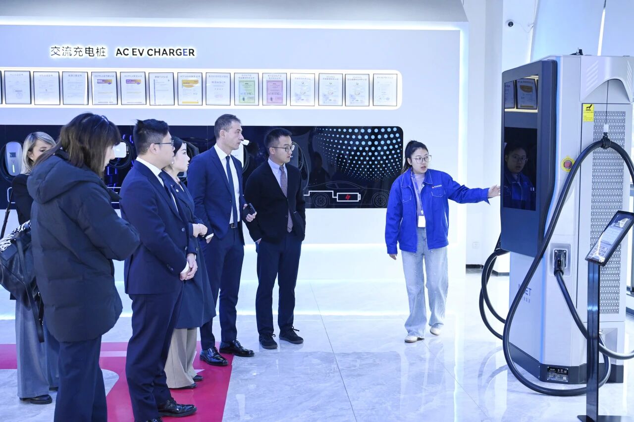 Mayor Roberto Di Stefano of Sesto San Giovanni, Italy, led a delegation to visit INJET New Energy for an in-depth tour and discussion.